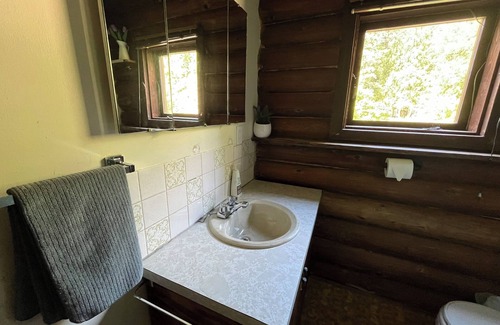 Sicamous Otro | Rustic log home retreat on Mara Hills Golf Resort with lake view.