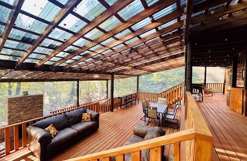 Sevierville Cabina | Rustic Luxury in the Smokies: 3-Level Deck, Treehouse, Hot Tub and Games Galore