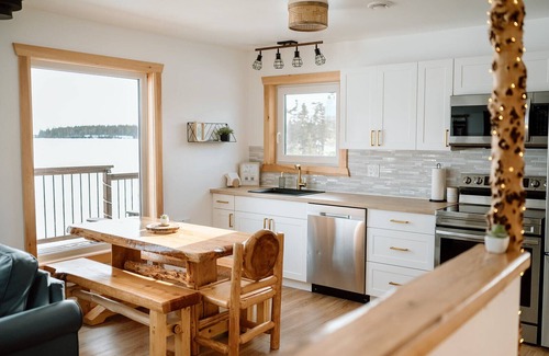 Saint Esprit Cabaña | Rustic Luxury Lake Cottage with Private Hot Tub /FirePit /Kayaks /Sauna