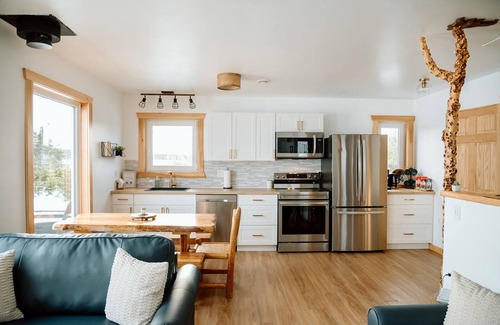 Saint Esprit Cabaña | Rustic Luxury Lake Cottage with Private Hot Tub /FirePit /Kayaks /Sauna