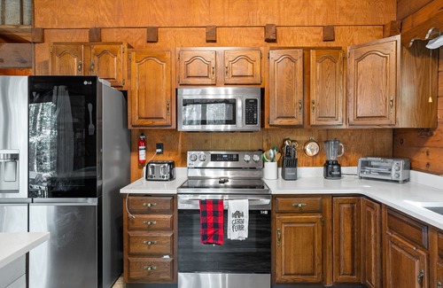 Locust Lake Village Cabina | Rustic Luxury - Log Cabin in the Pocono Mountains - Indoor Sauna- Close to Ski