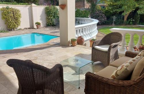 Lakeside Casa | Rustic Manor Guest House