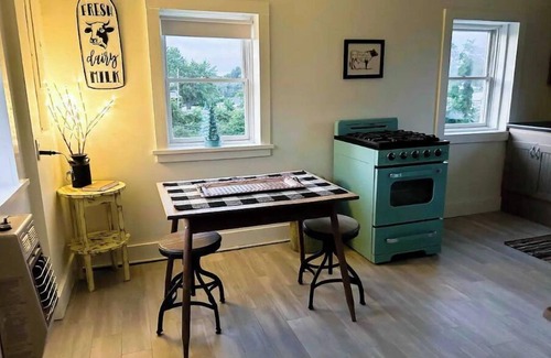 Hillsville Casa | Rustic meets Modern at "The Dairy Barn" Located near I-77 and the New River