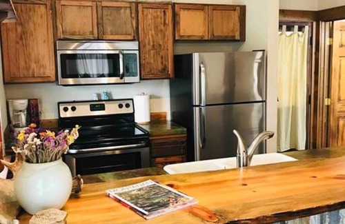 River Road Condominio | Rustic, modern, and cozy condo located in central Missoula on the Milwaukee Path bike trail.