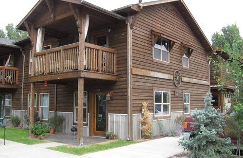 River Road Condominio | Rustic, modern, and cozy condo located in central Missoula on the Milwaukee Path bike trail.