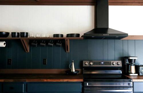 New Market Casa | Rustic Mountain Cabin with Porch & Fire Pit in New Market, Virginia