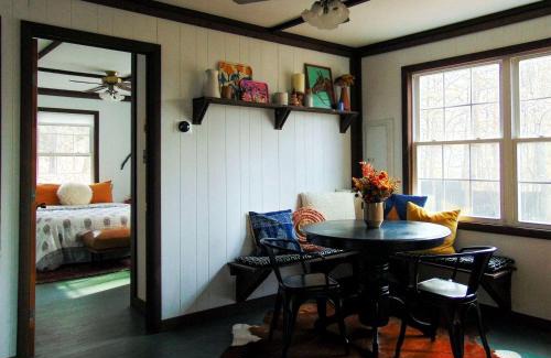 New Market Casa | Rustic Mountain Cabin with Porch & Fire Pit in New Market, Virginia