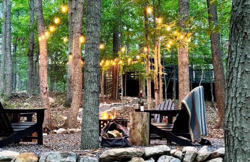 New Market Casa | Rustic Mountain Cabin with Porch & Fire Pit in New Market, Virginia