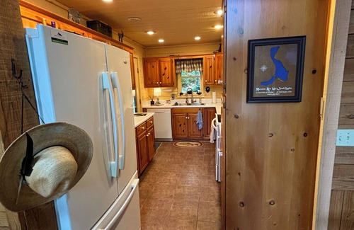 Mountain Rest Cabina | Rustic Mountain Lake Cabin - Pet Friendly, Playstation 5, Fast Internet, Dock