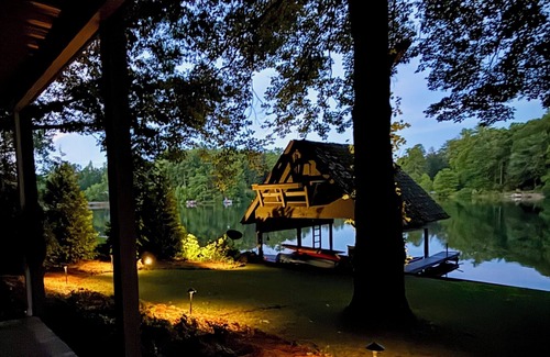 Mountain Rest Cabina | Rustic Mountain Lake Cabin - Pet Friendly, Playstation 5, Fast Internet, Dock
