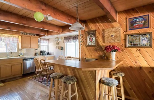 Big Bear Lake Cabina | Rustic Mountain Retreat. Trail access,fenced yard