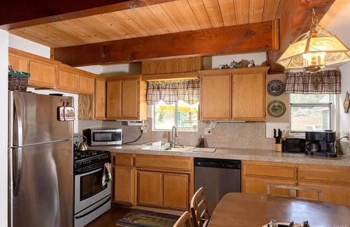 Big Bear Lake Cabina | Rustic Mountain Retreat. Trail access,fenced yard