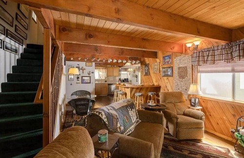 Big Bear Lake Cabina | Rustic Mountain Retreat. Trail access,fenced yard