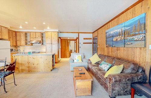 Olympic Valley Casa | Rustic mountain view condo w/ full kitchen - walk to lifts