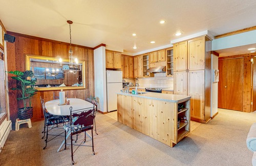 Olympic Valley Casa | Rustic mountain view condo w/ full kitchen - walk to lifts