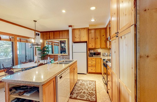 Olympic Valley Casa | Rustic mountain view condo w/ full kitchen - walk to lifts