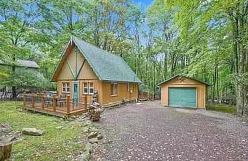 Lake Harmony Estates Cabina | Rustic Pocono Mountain Chalet