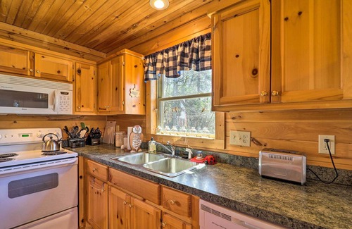 Purlear Cabina | Rustic Purlear Cabin w/ Mtn Views & Game Room