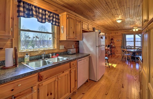 Purlear Cabina | Rustic Purlear Cabin w/ Mtn Views & Game Room
