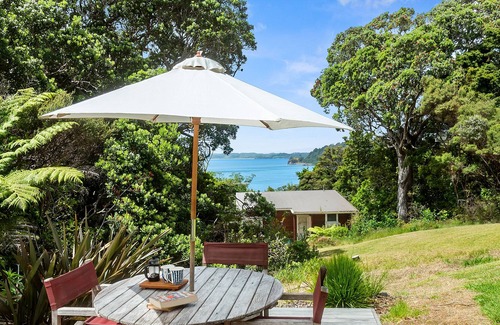 Leigh Casa | RUSTIC RESET ON THE GRID - MATHESON BAY HOLIDAY HOME in Mathesons Bay