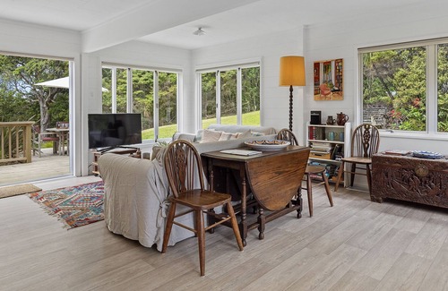 Leigh Casa | RUSTIC RESET ON THE GRID - MATHESON BAY HOLIDAY HOME in Mathesons Bay