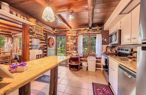 East Stroudsburg Cabina | Rustic Rest Log Cabin, with hot tub and trout stream, near Poconos attractions.