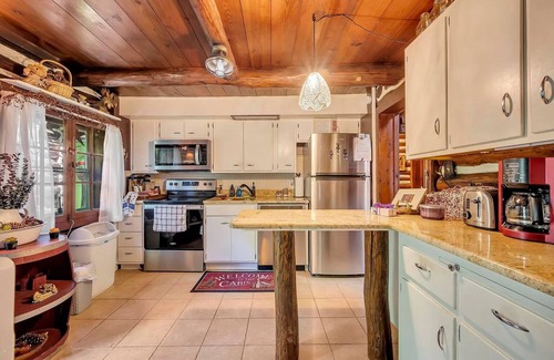 East Stroudsburg Cabina | Rustic Rest Log Cabin, with hot tub and trout stream, near Poconos attractions.