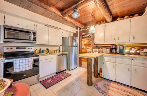 East Stroudsburg Cabina | Rustic Rest Log Cabin, with hot tub and trout stream, near Poconos attractions.