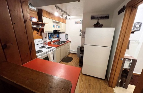 Plymouth Apartamento | Rustic Retreat: 3 min walk to downtown Plymouth, gateway to the White Mountains