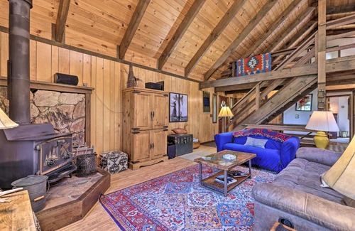 Arnold Casa | Rustic Retreat - Hideout with Community Perks