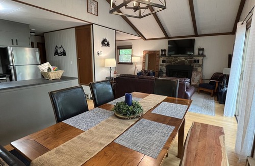 Pocono Lake Casa | Rustic Retreat –Seasonal Lake Views – Arrowhead Lake - Plaid Cabin