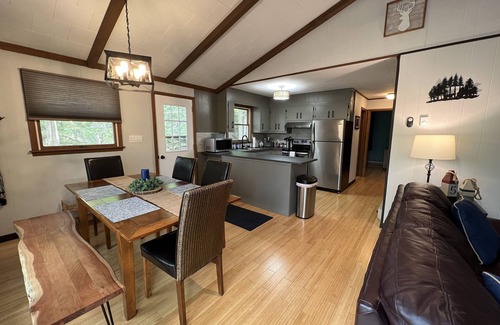 Pocono Lake Casa | Rustic Retreat –Seasonal Lake Views – Arrowhead Lake - Plaid Cabin