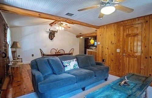 San Marcos Cabina | Rustic Retreat: Tub, Firepit, Porch Swings & Pool