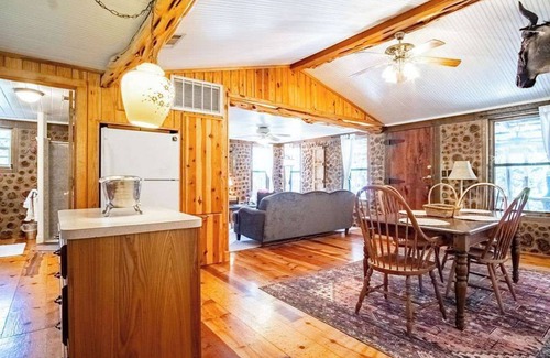 San Marcos Cabina | Rustic Retreat: Tub, Firepit, Porch Swings & Pool