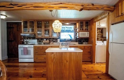 San Marcos Cabina | Rustic Retreat: Tub, Firepit, Porch Swings & Pool