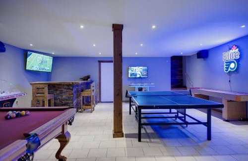 Jonas Casa | Rustic Retreat With Game Haven