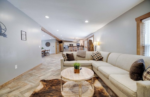 Jonas Casa | Rustic Retreat with Game Haven