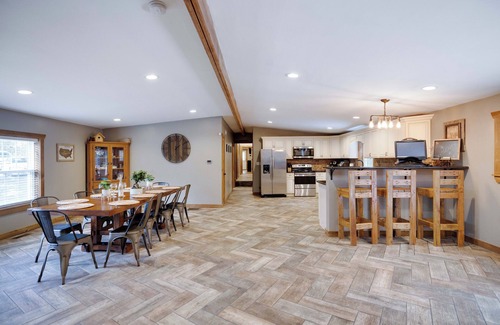 Jonas Casa | Rustic Retreat with Game Haven
