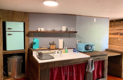Roan Mountain Cabaña | Rustic Ridge a tiny home close to hiking and skiing!