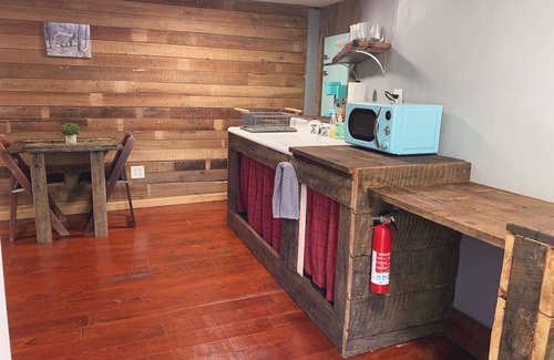 Roan Mountain Cabaña | Rustic Ridge a tiny home close to hiking and skiing!