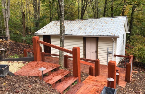 Roan Mountain Cabaña | Rustic Ridge a tiny home close to hiking and skiing!