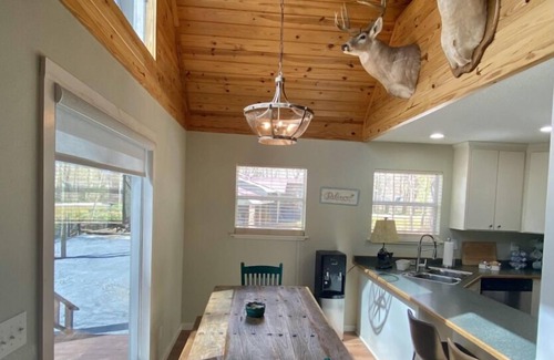 Pangburn Cabina | Rustic River Cabin: Your Slice of Heaven