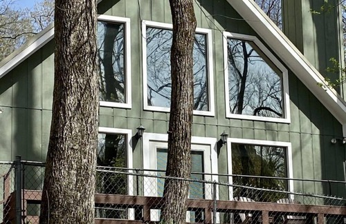 Pangburn Cabina | Rustic River Cabin: Your Slice of Heaven