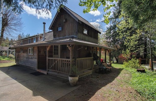Courtenay Cabina | Rustic riverside cabin with easy access to town, trails and Mt Washington
