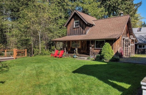 Courtenay Cabina | Rustic riverside cabin with easy access to town, trails and Mt Washington