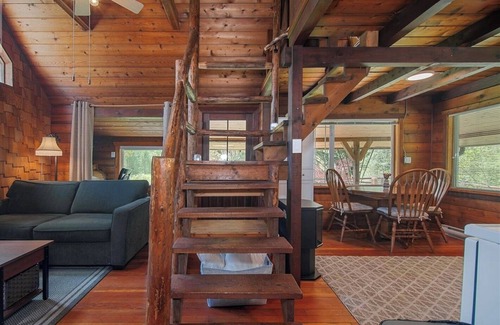 Courtenay Cabina | Rustic riverside cabin with easy access to town, trails and Mt Washington