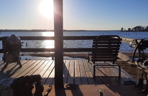 Lafayette County Casa | Rustic romantic lakefront cabin!!