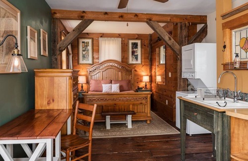 West Lebanon Cabaña | Rustic Rose Cottage of Historic West Lebanon