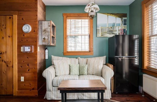 West Lebanon Cabaña | Rustic Rose Cottage of Historic West Lebanon