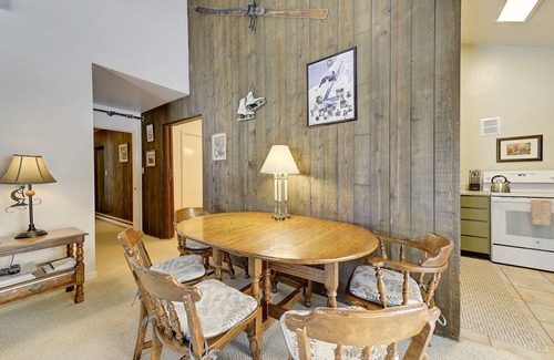Salt Lake Mountain Resorts Apartamento | Rustic Ski Lodge tiene capacidad para 4 personas, ubicado entre Alta y Snowbird con transporte gratuito a Altas